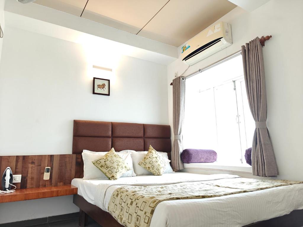 Postel nebo postele na pokoji v ubytování Chandralok Service Apartments