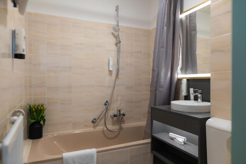 Koupelna v ubytování Florum Hotel