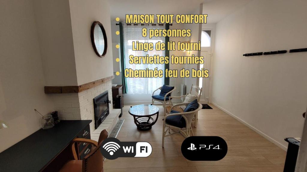 ランスにあるMaison 8 personnes Louvre Bollaert WIFI PS4の暖炉とテーブルと椅子のあるリビングルーム