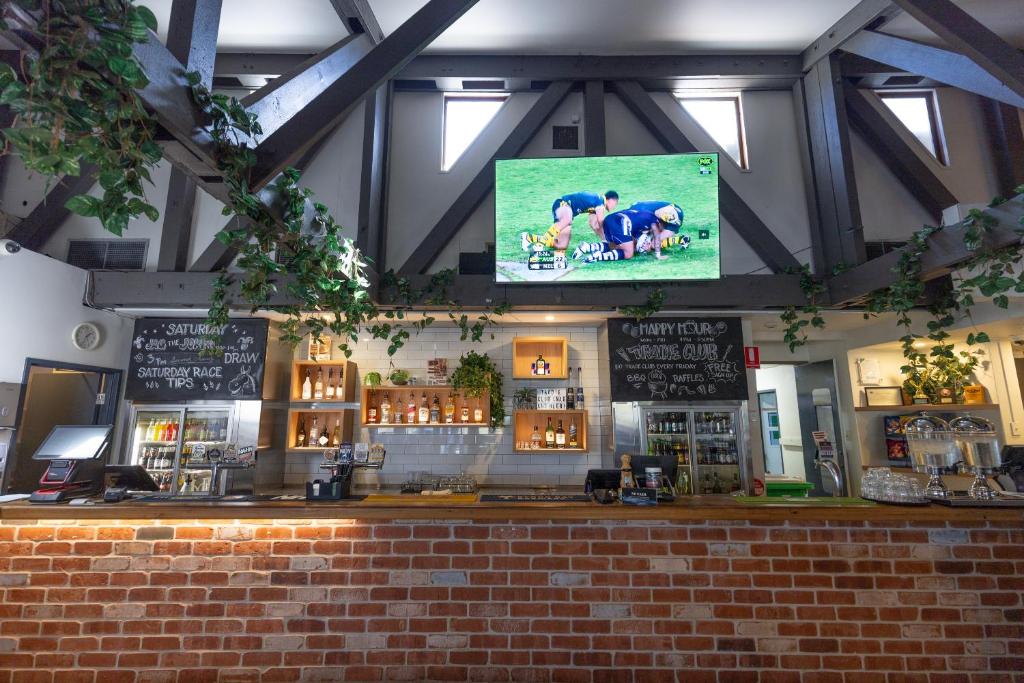 TV a/nebo společenská místnost v ubytování Currimundi Hotel