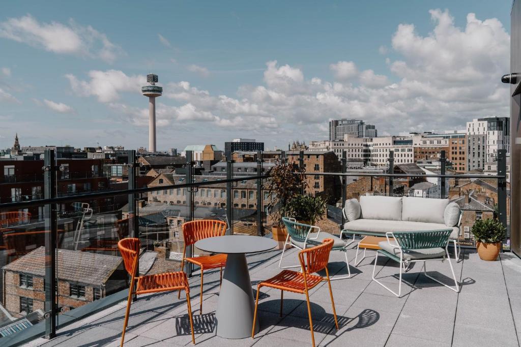 リバプールにあるThe Halyard Liverpool, Vignette Collection by IHGの市街の景色を望むバルコニー(テーブル、椅子付)