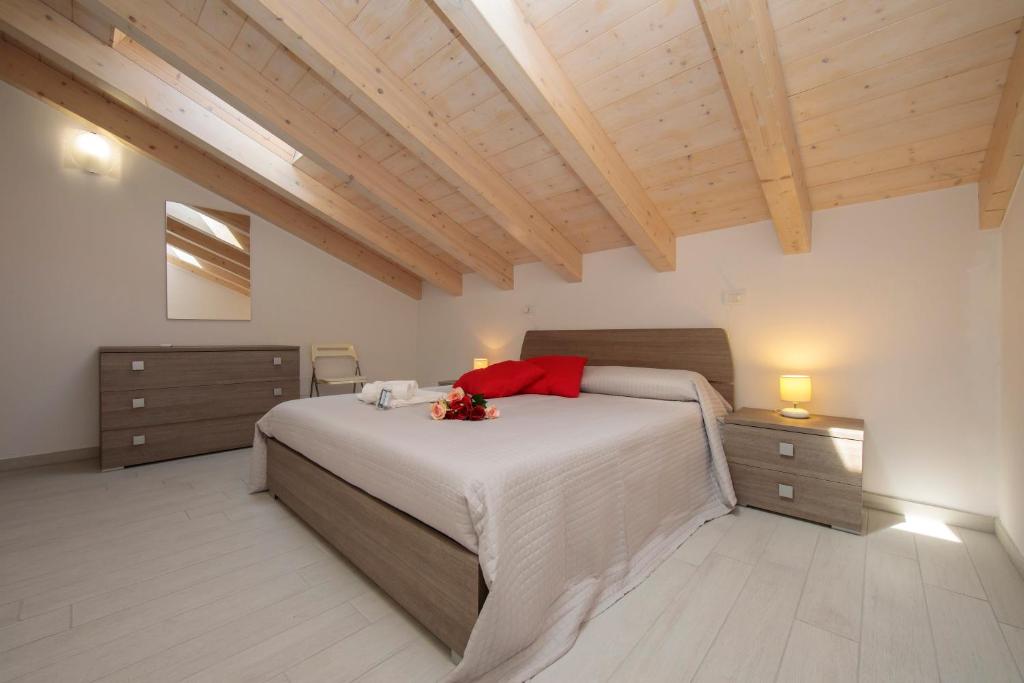 A bed or beds in a room at Silver Lake Apartment - Happy Rentals