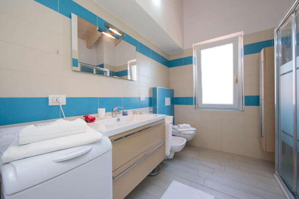 A bathroom at Silver Lake Apartment - Happy Rentals