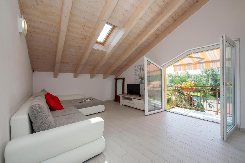 A seating area at Silver Lake Apartment - Happy Rentals