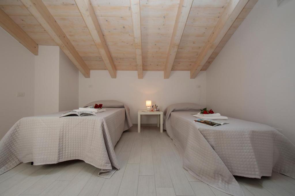 A bed or beds in a room at Silver Lake Apartment - Happy Rentals