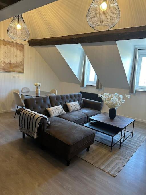 un salon avec un canapé et une table dans l'établissement Premium House en Hypercentre - Parking inclus et à 7 mins RER A, à Saint-Germain-en-Laye