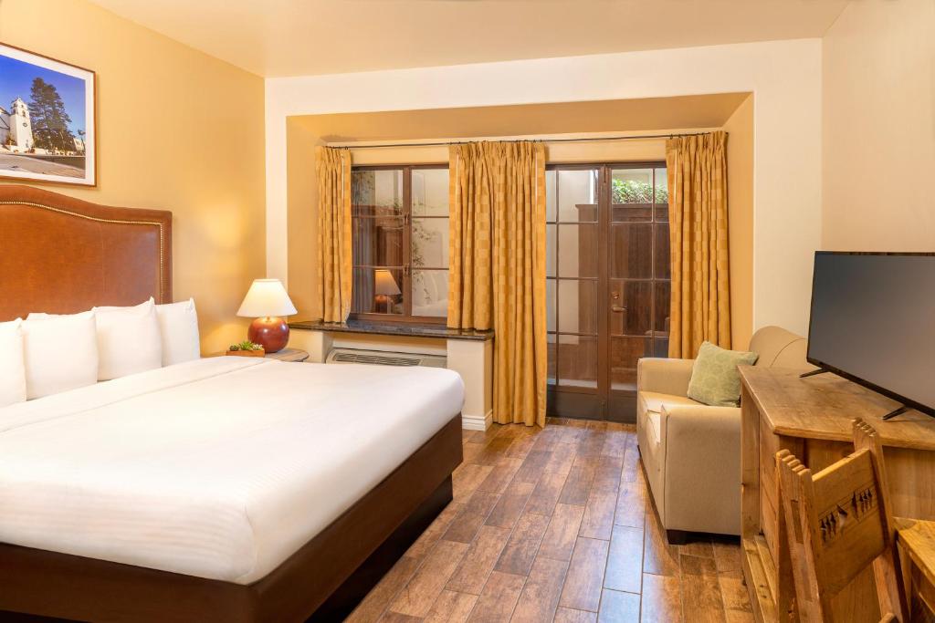Clocktower Inn Ventura - 