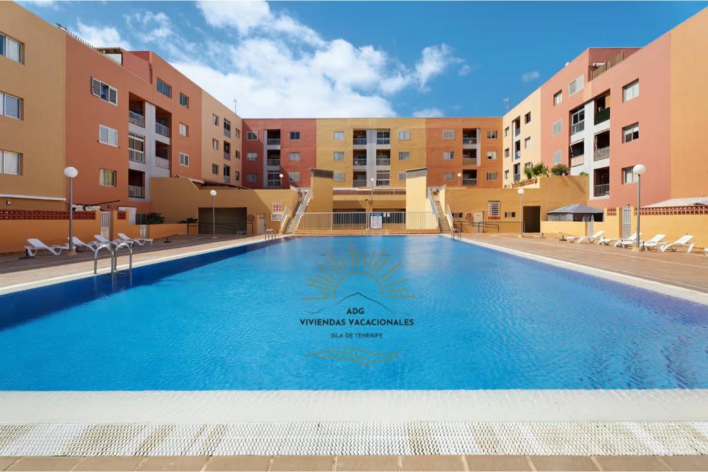 una piscina en el patio de un edificio de apartamentos en Apartamento Oasis Tropical, en Candelaria