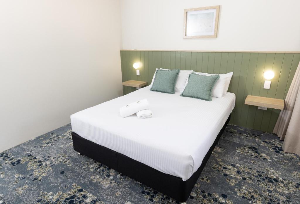 Postel nebo postele na pokoji v ubytování Currimundi Hotel