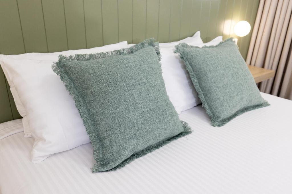 Postel nebo postele na pokoji v ubytování Currimundi Hotel