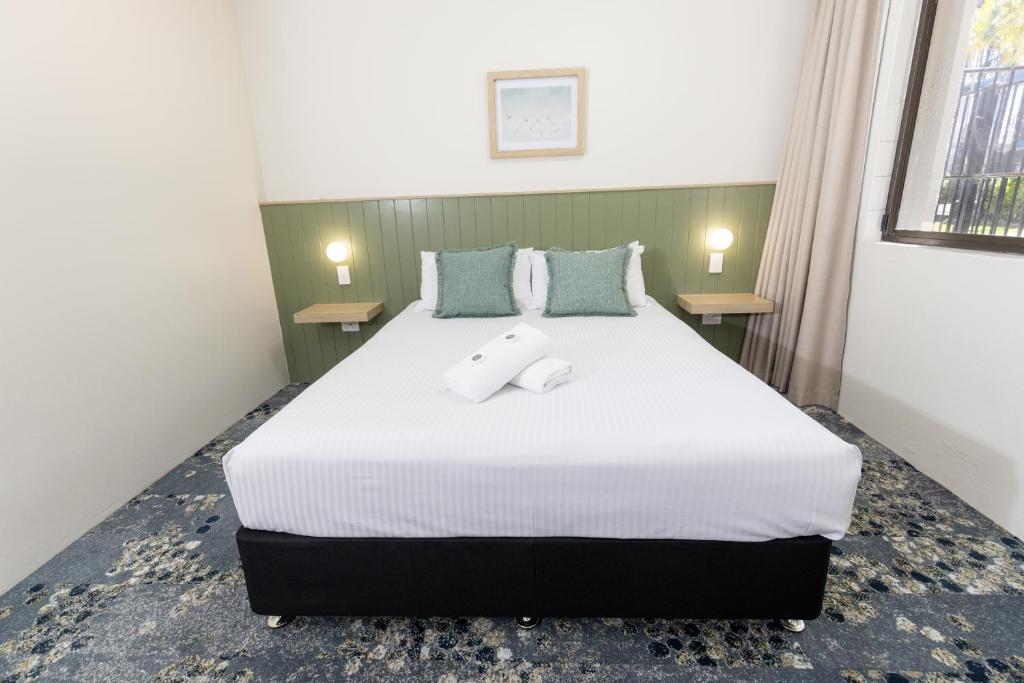 Postel nebo postele na pokoji v ubytování Currimundi Hotel