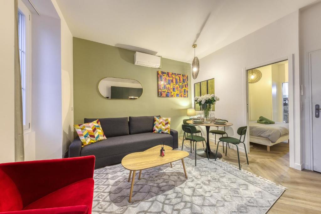 un salon avec un canapé et une table dans l'établissement Le Paname - Parking Gratuit - Clim - WiFi - Métro 9 - Paris Proche, à Montreuil