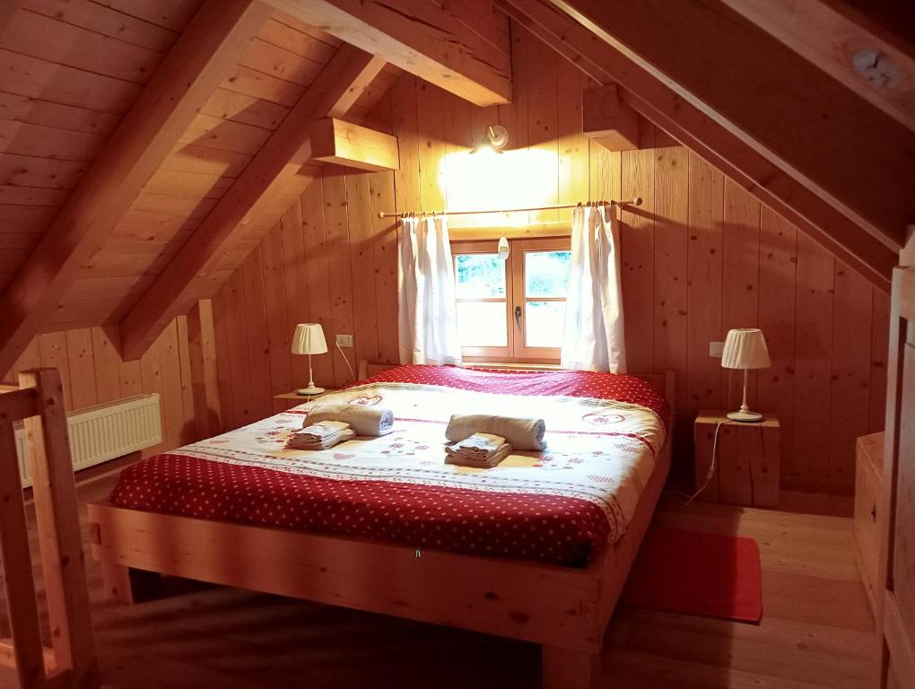 Postel nebo postele na pokoji v ubytování Alpi Giulie Chalets