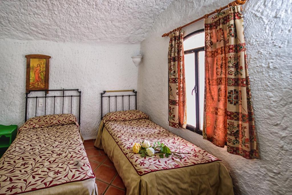 Postel nebo postele na pokoji v ubytování Cuevas Pedro Antonio de Alarcon
