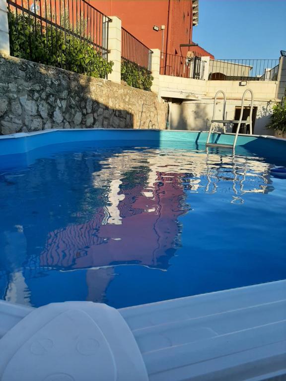 Bazén v ubytování Casa rural "Garnacha de Borja" guest home nebo v jeho okolí