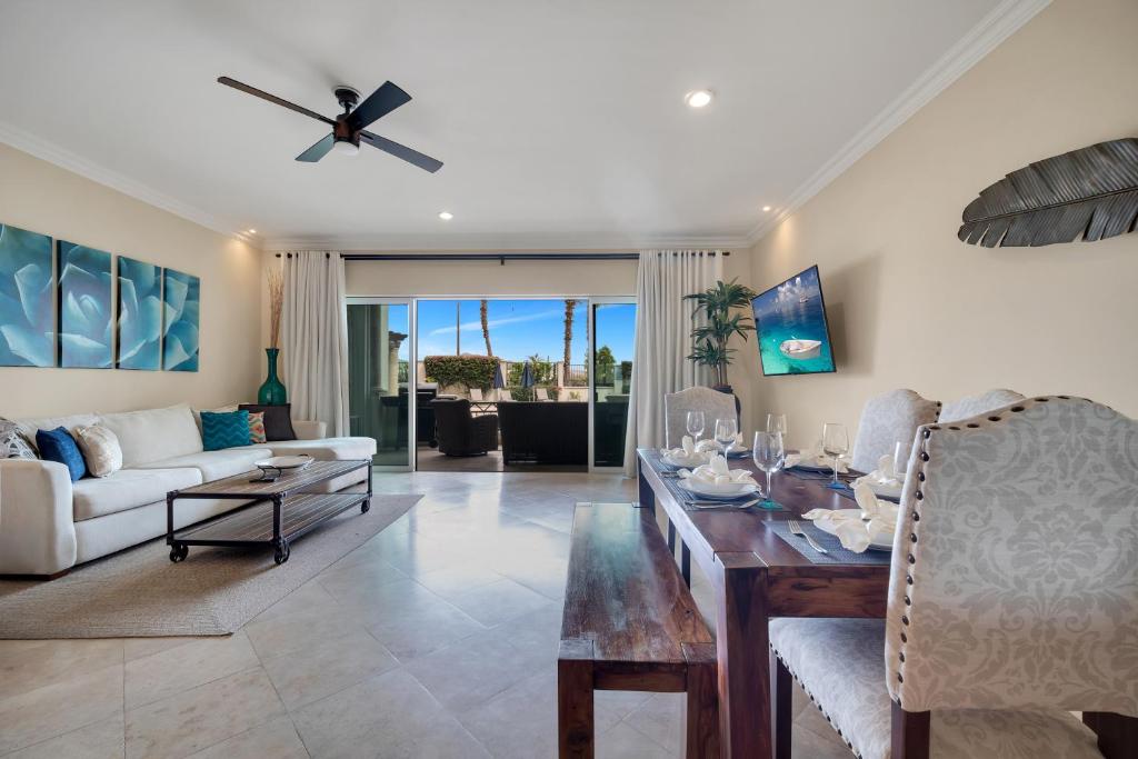 Χώρος καθιστικού στο Casa Sirena- Secure & Private Poolside Retreat