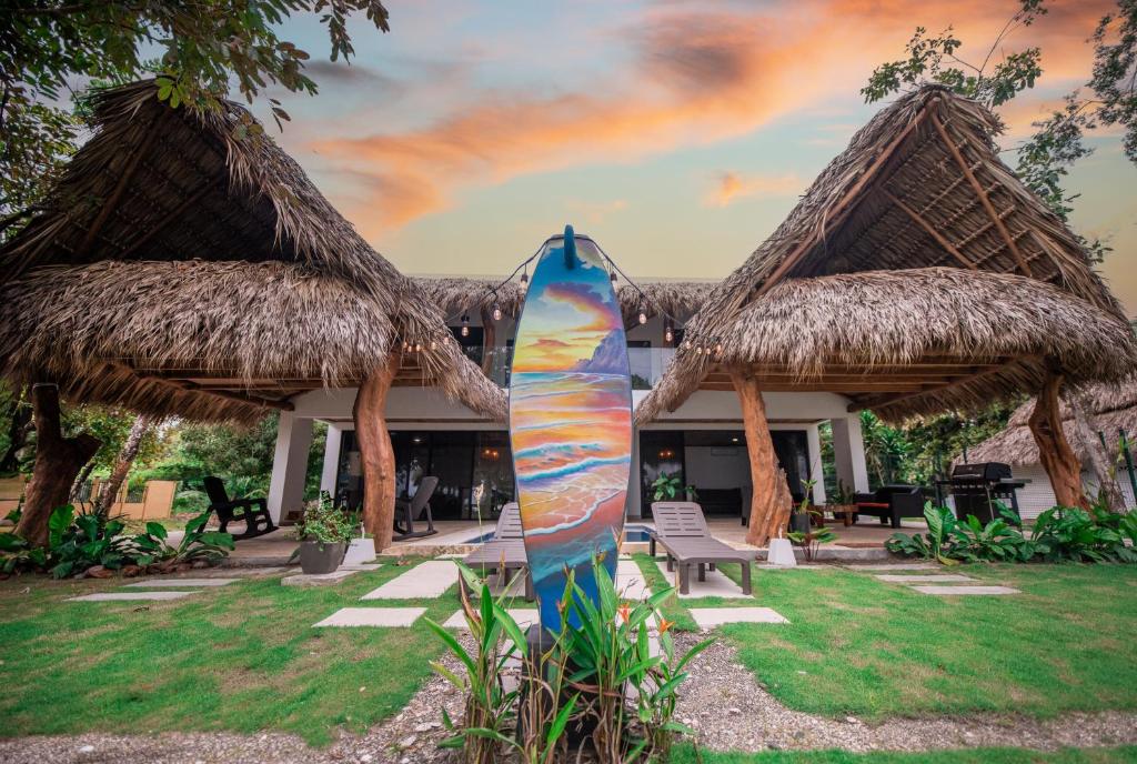 Taman di luar SeaSurf House
