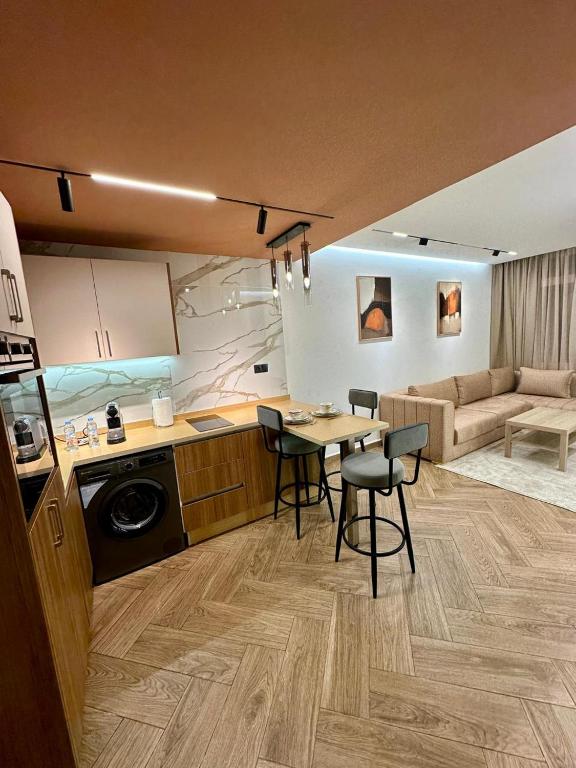 a kitchen and living room with a table and chairs at Centrico II Confort & Luxe au Centre in Tangier