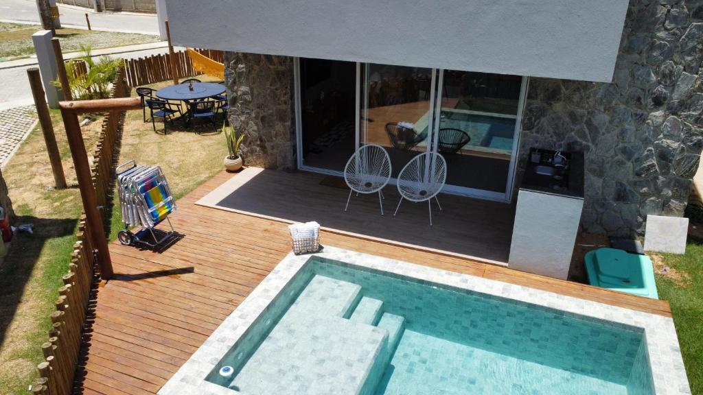 an overhead view of a swimming pool on a wooden deck at Casa G9 - Naluum Residence in Passo de Camarajibe