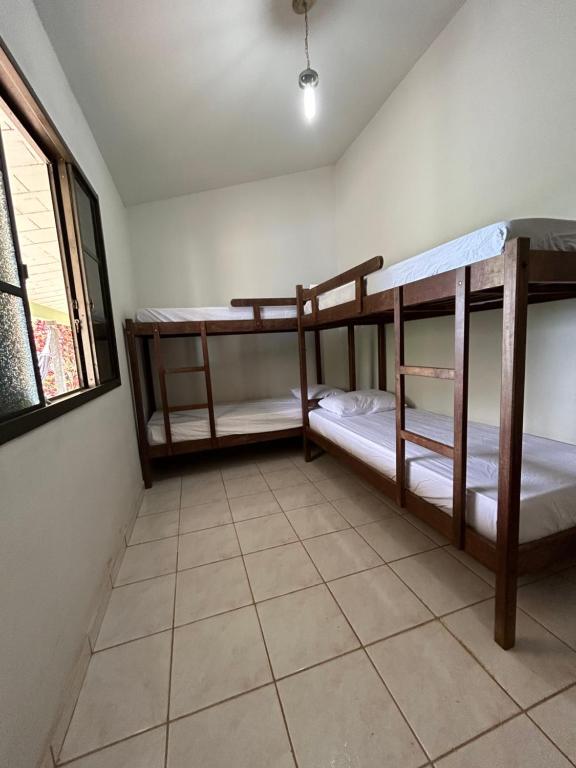 En eller flere senge i et værelse på Refugio a Beira do lago Piscina Churrasqueira Vista privelegiada para o Por dos sol Canto dos Passaros