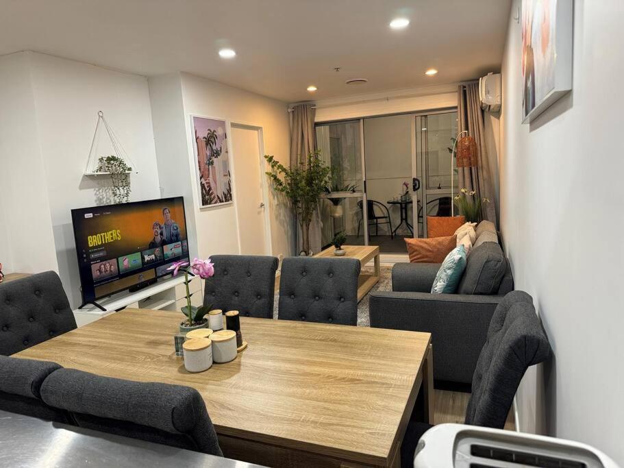 Televisyen dan/atau pusat hiburan di Stunning 3 bd 2 bth city apt Pool and Carpark