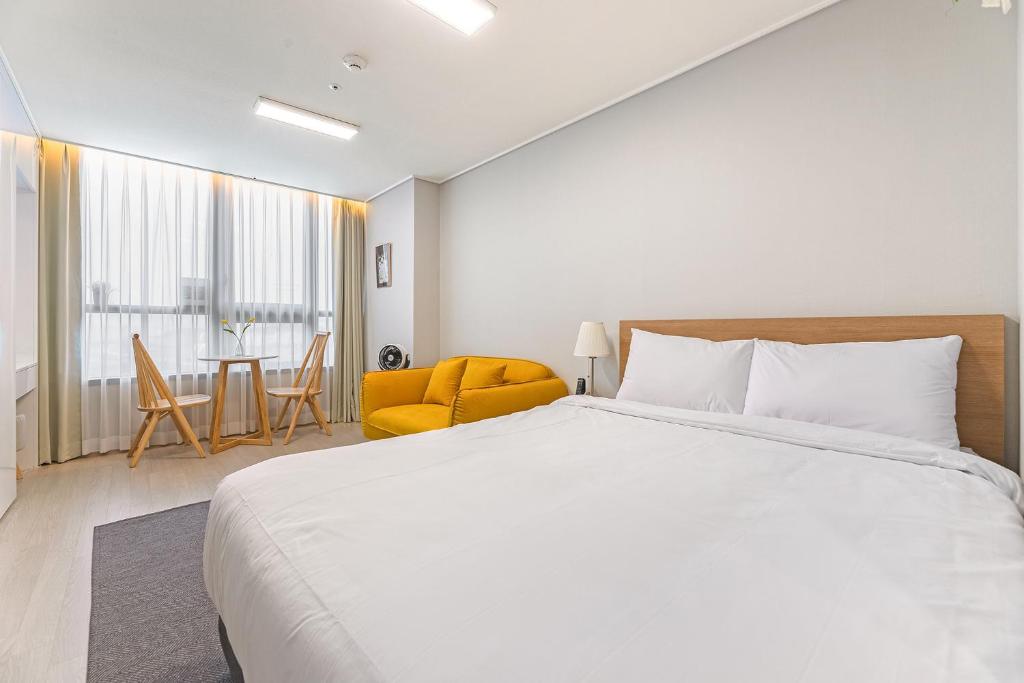 Postel nebo postele na pokoji v ubytování The Stay Songdo Hotel