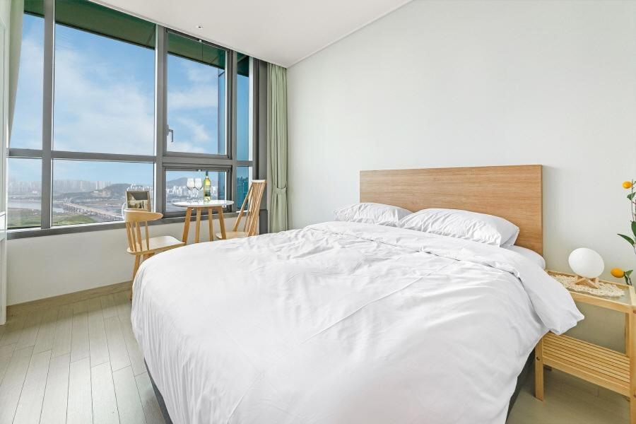Postel nebo postele na pokoji v ubytování The Stay Songdo Hotel
