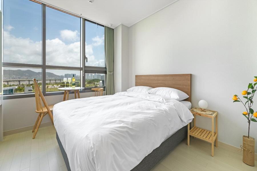 Postel nebo postele na pokoji v ubytování The Stay Songdo Hotel