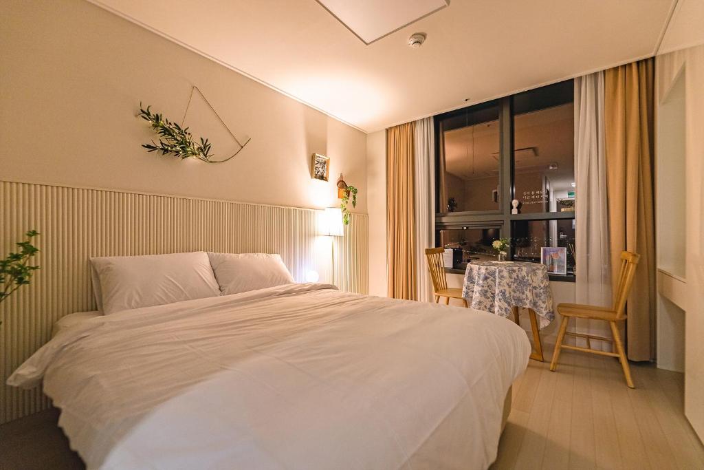 Postel nebo postele na pokoji v ubytování The Stay Songdo Hotel
