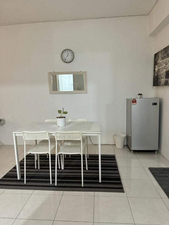 Kuchyň nebo kuchyňský kout v ubytování Residence Homestay wakaf Che Yeh