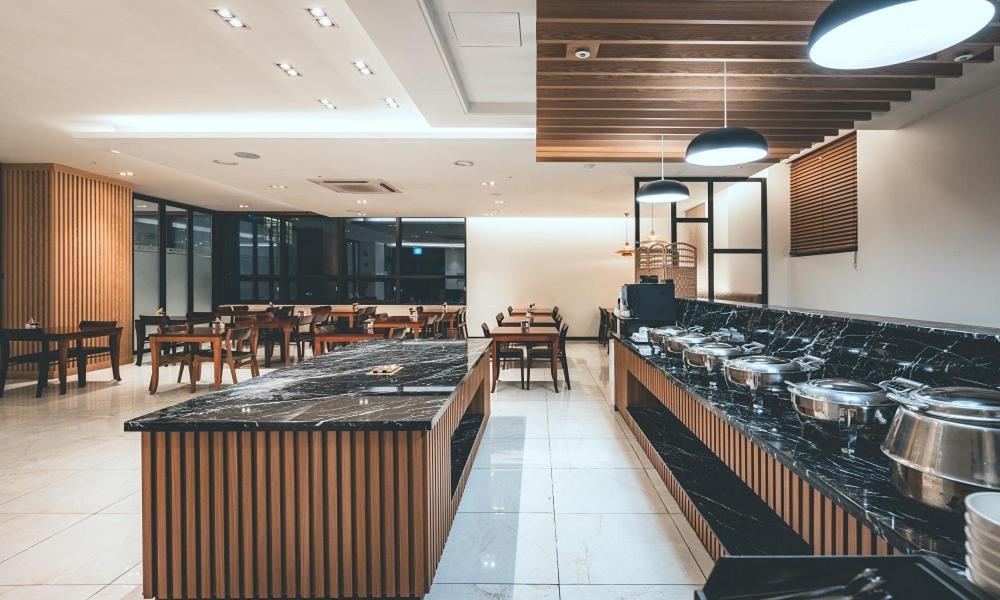 Kuchyň nebo kuchyňský kout v ubytování Wonju City Hotel HYEOKSIN