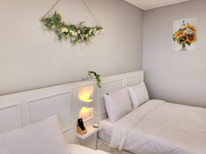 Postel nebo postele na pokoji v ubytování The Stay Songdo Hotel
