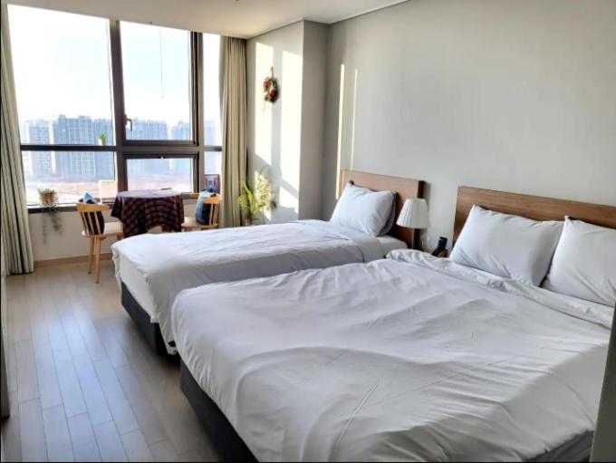 Postel nebo postele na pokoji v ubytování The Stay Songdo Hotel