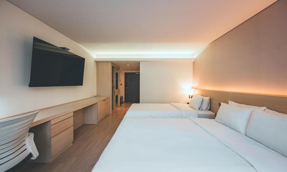 Postel nebo postele na pokoji v ubytování Wonju City Hotel HYEOKSIN