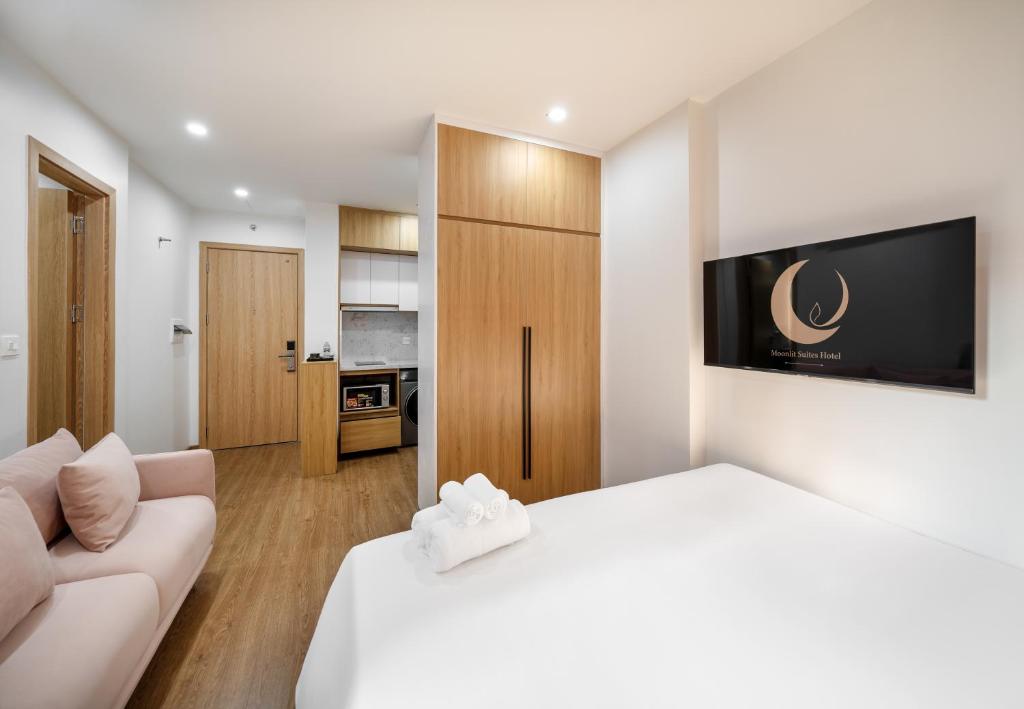Postel nebo postele na pokoji v ubytování MOONLIT Suites Hotel by Luxe Paradise