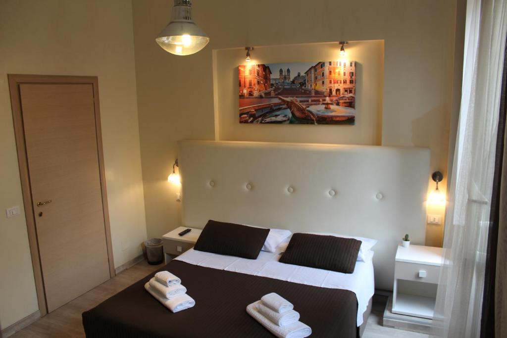 - une chambre avec 2 lits et un tableau mural dans l'établissement Home 57 Relais, à Rome