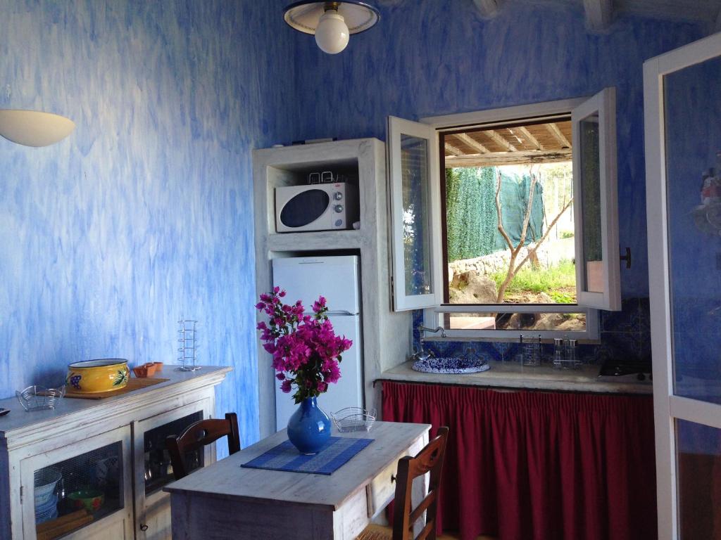 A kitchen or kitchenette at Villetta Degli Oleandri