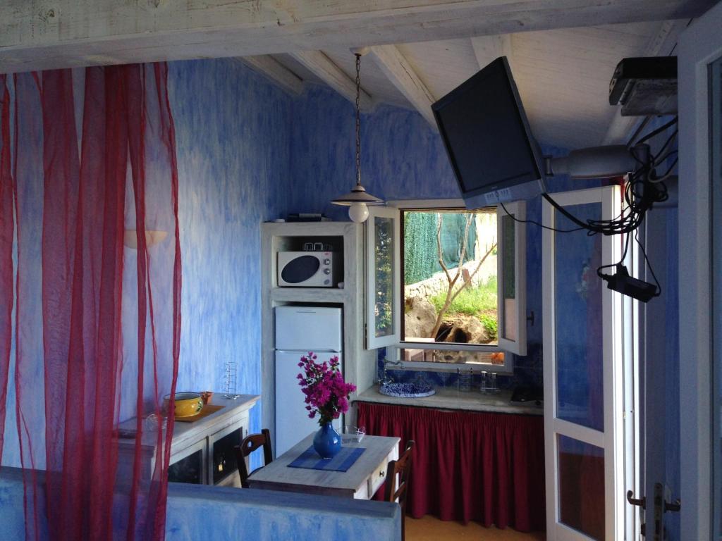 A kitchen or kitchenette at Villetta Degli Oleandri