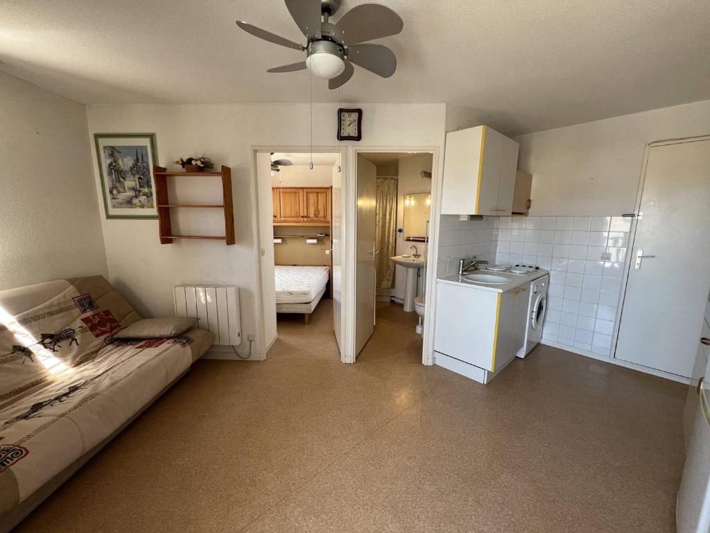 un salon avec un canapé et une cuisine dans l'établissement Appartement T2 avec loggia, parking privé et proche plage, Port Leucate - FR-1-81-615, à Leucate