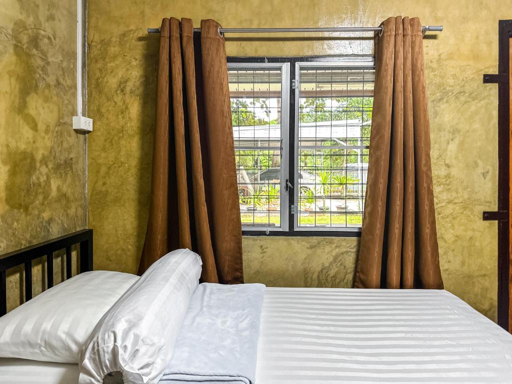 Postel nebo postele na pokoji v ubytování Baan Panmala Guesthouse - Ao Luek, Krabi