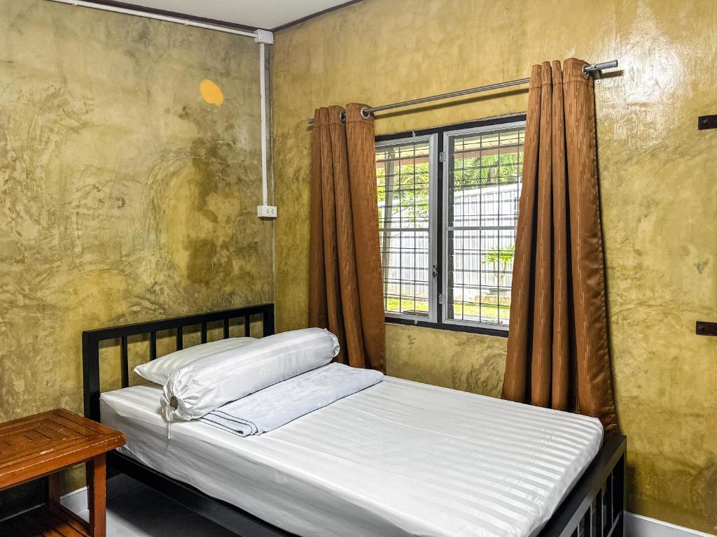 Postel nebo postele na pokoji v ubytování Baan Panmala Guesthouse - Ao Luek, Krabi