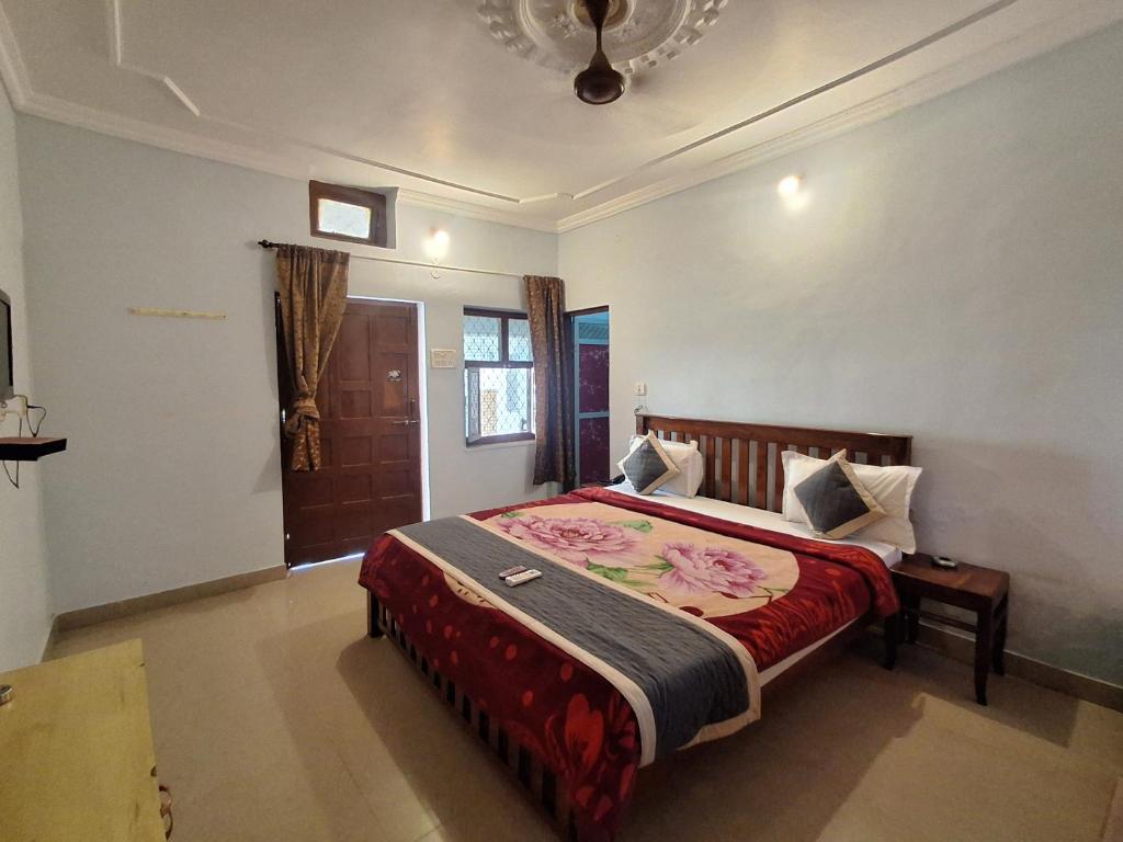Postel nebo postele na pokoji v ubytování Hotel Om Pushkar
