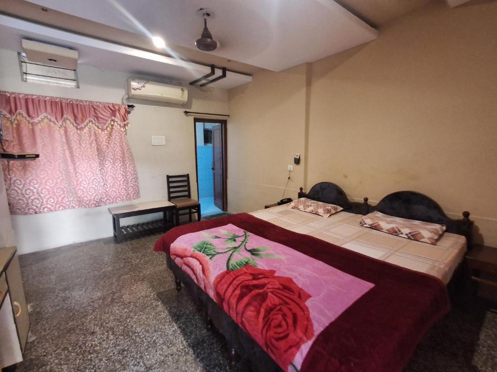 Postel nebo postele na pokoji v ubytování Hotel Om Pushkar