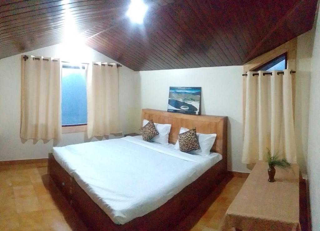 Postel nebo postele na pokoji v ubytování Thakur homes- couple and family friendly homestay