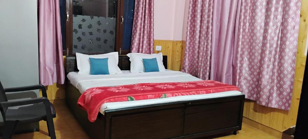 Postel nebo postele na pokoji v ubytování Thakur homes- couple and family friendly homestay