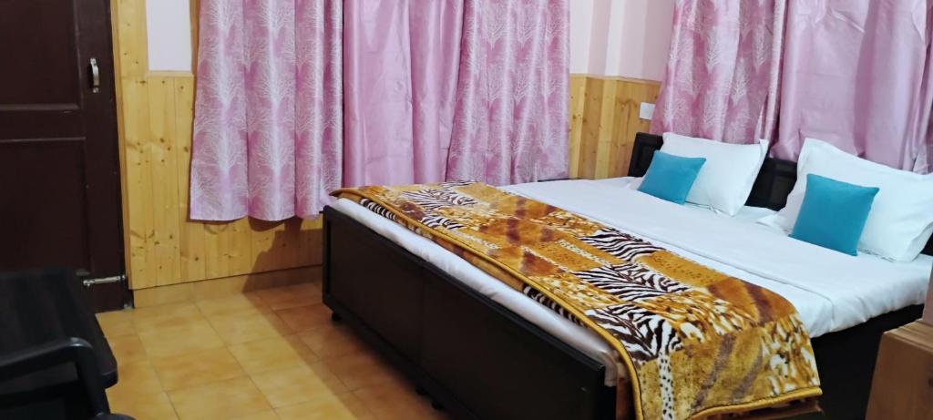 Postel nebo postele na pokoji v ubytování Thakur homes- couple and family friendly homestay