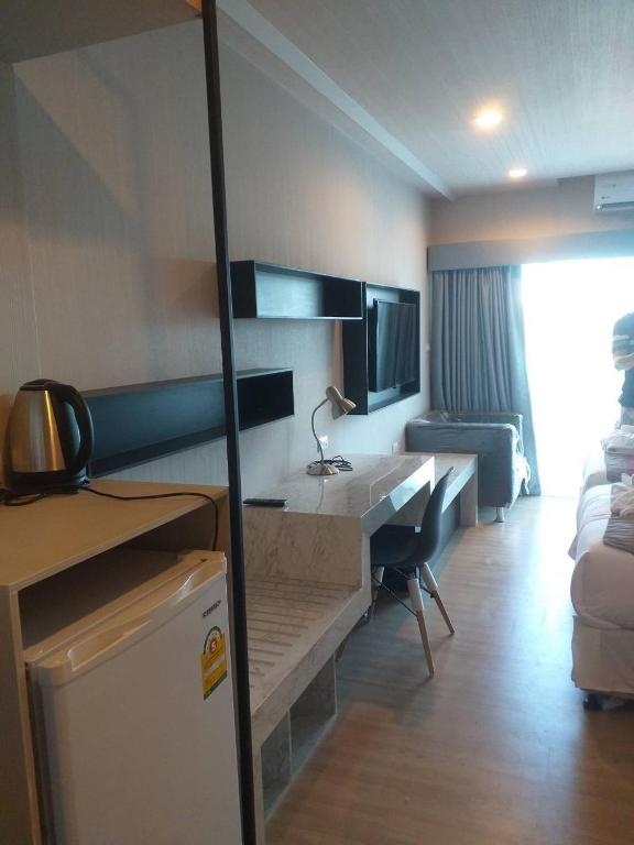 a hotel room with a desk in a room at AD resort ชะอำ in Ban Bo Khaem
