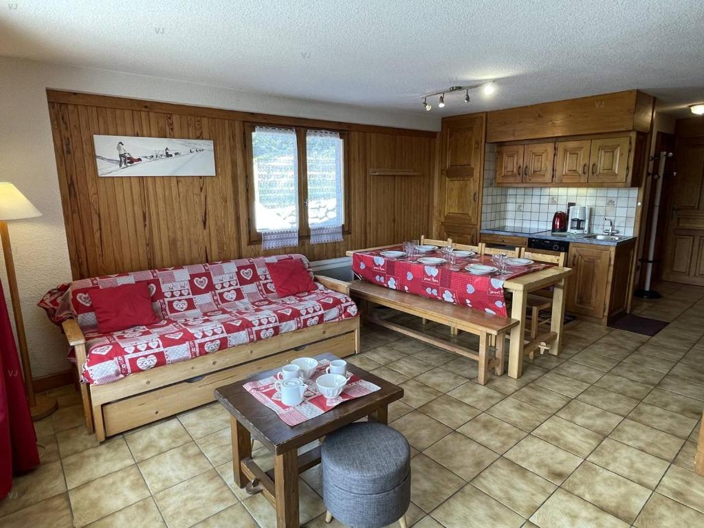un salon avec des canapés et des tables ainsi qu'une cuisine dans l'établissement Charmant T2 en Savoie, Pied des pistes, 7 pers. - FR-1-810-20, aux Saisies