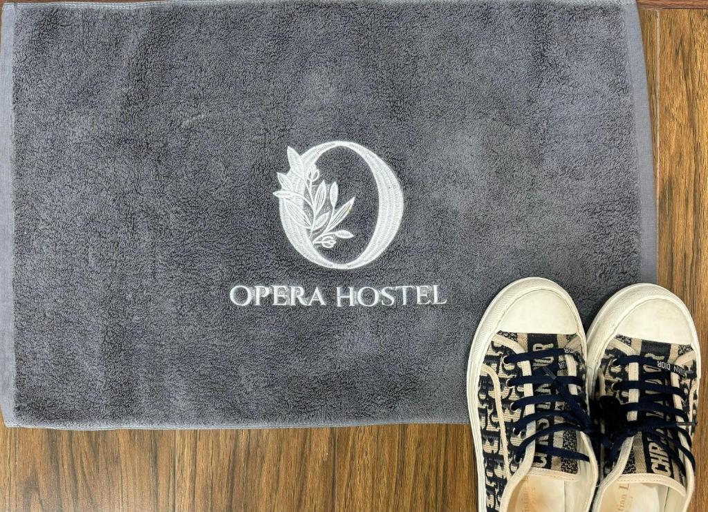 Certifikát, hodnocení, plakát nebo jiný dokument vystavený v ubytování Opera Hostel