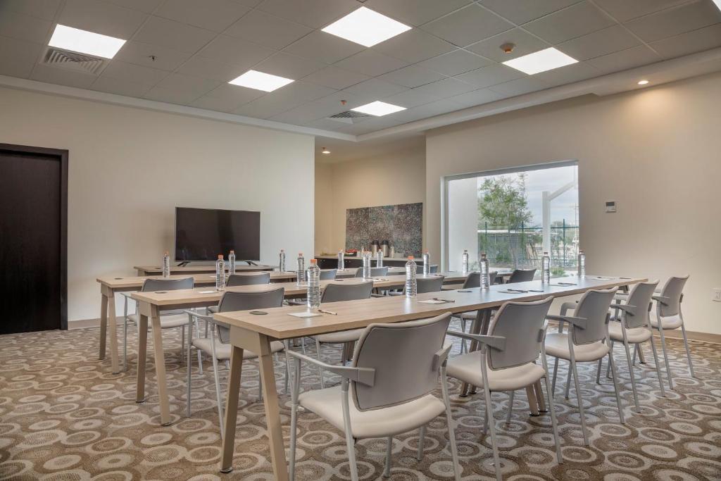 TV a/nebo společenská místnost v ubytování Staybridge Suites - Irapuato by IHG